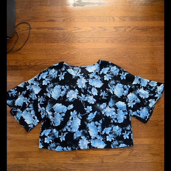 Cute shorter blouse with tulip sleeves * 1X - Picture 4 of 7